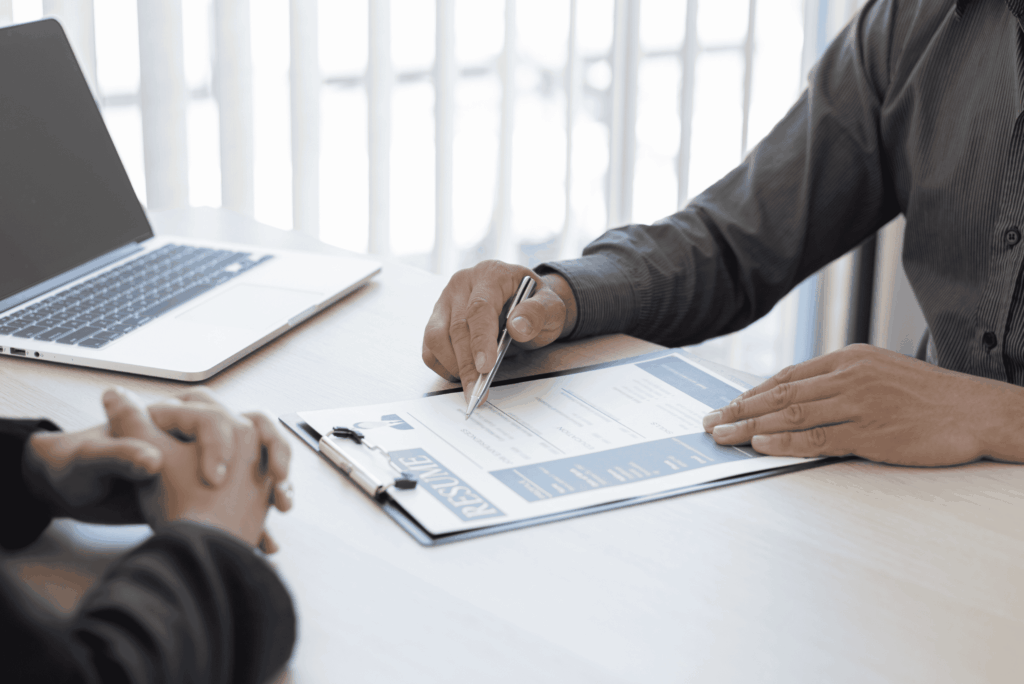 asesoramiento laboral gestion personal pons sabate barcelona catalunya - Pons Sabaté Gestoría y Asesoría para empresas Asesor laboral revisando documentación contractual con cliente en Horta Guinardó, Barcelona, Catalunya